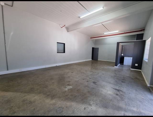 1,200M² WAREHOUSE TO LET IN TRIANGLE FARM
